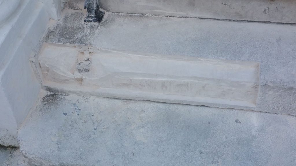 den skadede delen Av Portland Kalksteinstrinnet er kuttet bort til en dybde på ca 24mm
