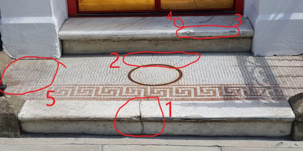 poškozený krok a práh mramorové mozaiky